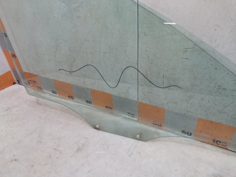 Стекло двери передней правой