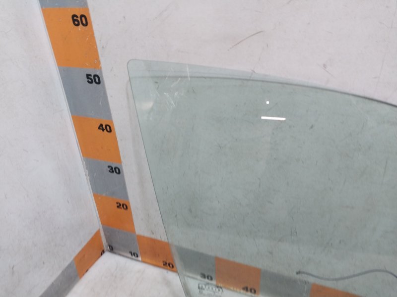 Стекло двери передней правой