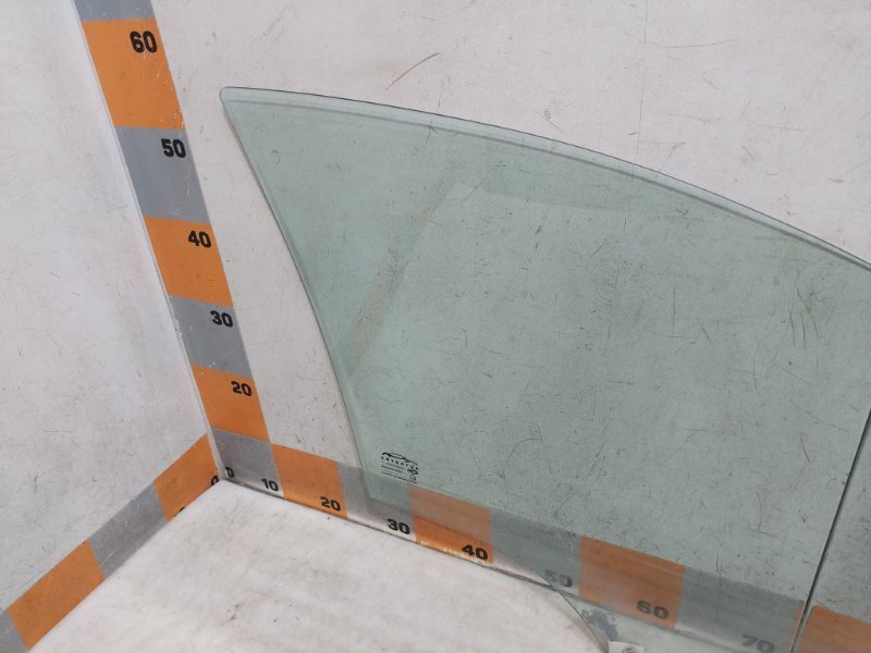 Стекло двери передней левой