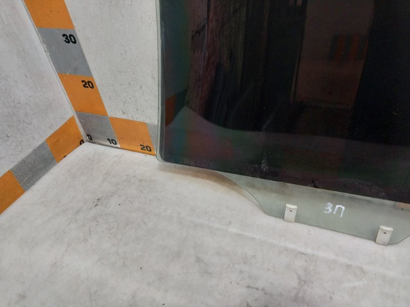 Стекло двери задней правой