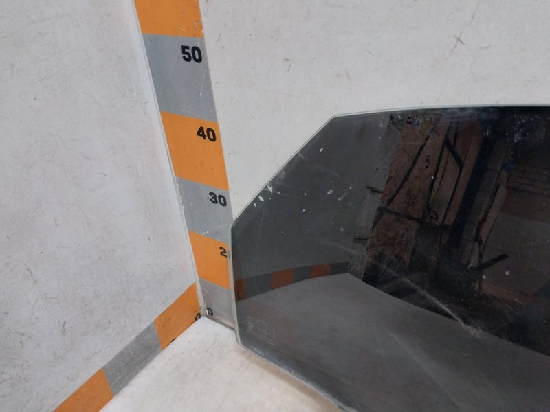 Стекло двери задней правой