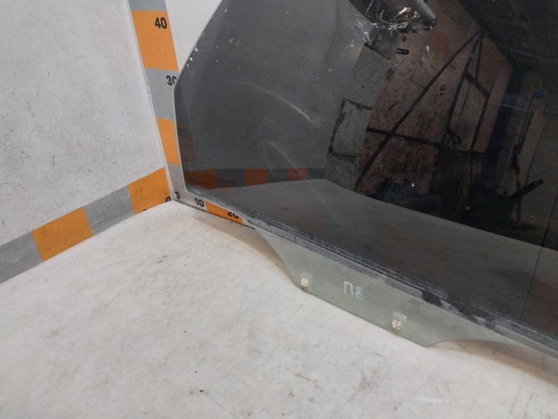 Стекло двери задней правой