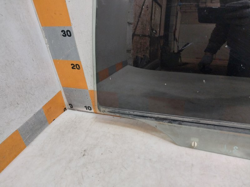 Стекло двери задней левой