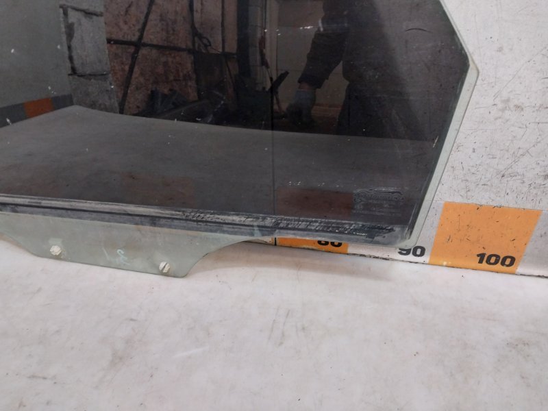 Стекло двери задней левой