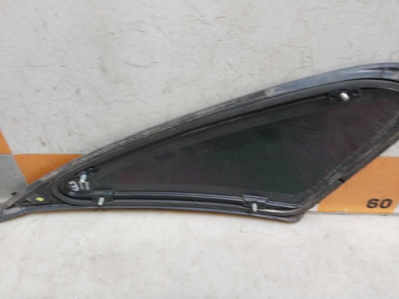 Стекло кузовное глухое левое