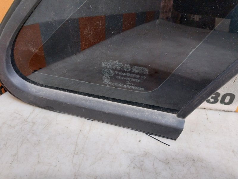 Стекло кузовное глухое левое