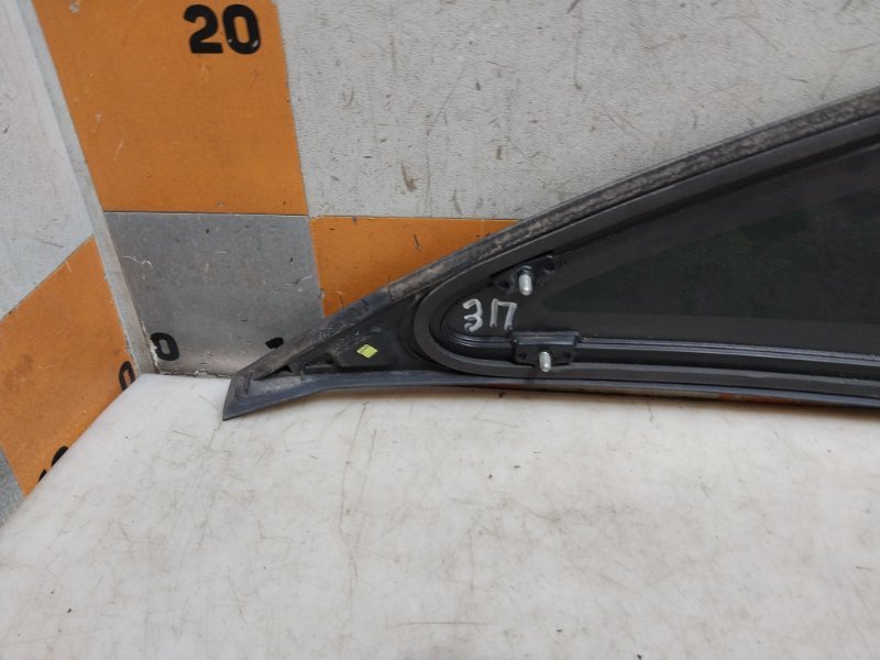 Стекло кузовное глухое левое