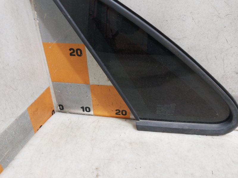 Стекло кузовное глухое левое