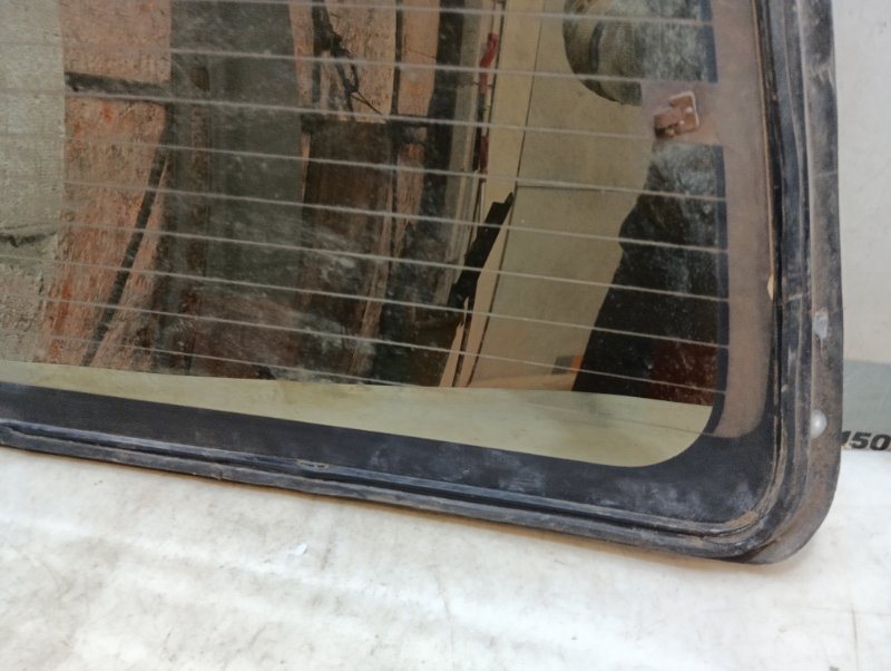 Стекло двери багажника