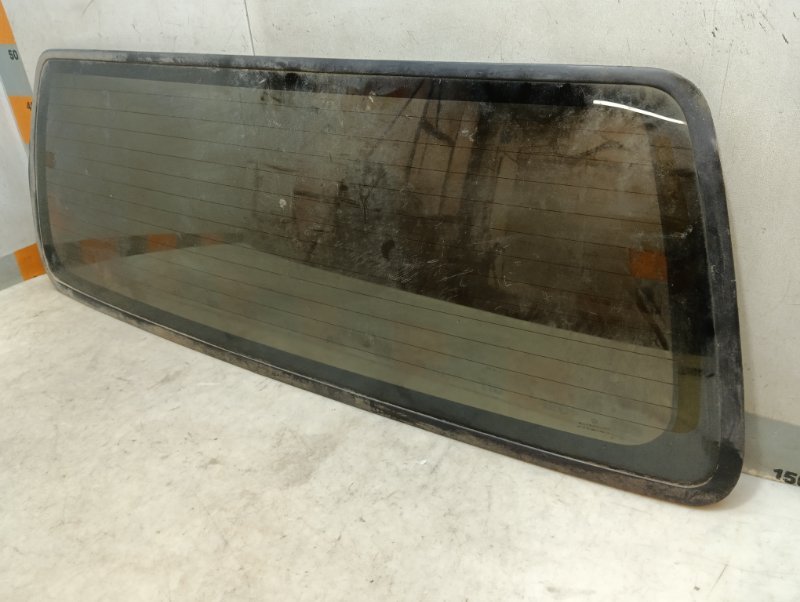 Стекло двери багажника