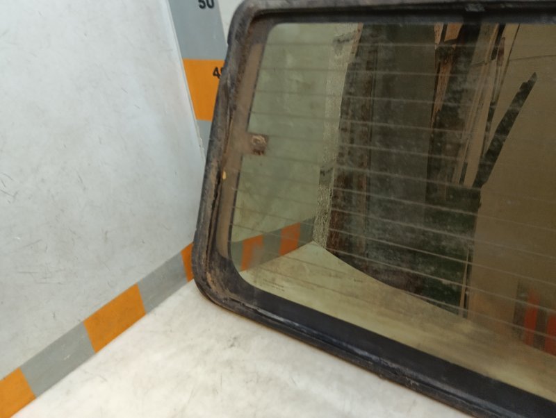 Стекло двери багажника