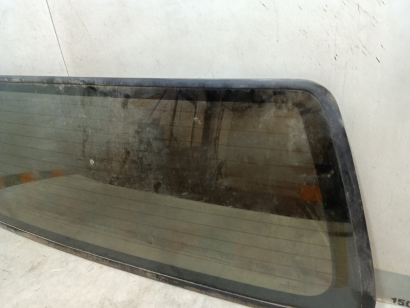 Стекло двери багажника
