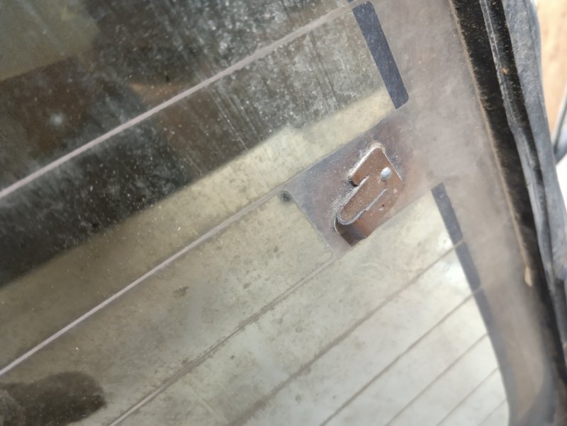 Стекло двери багажника