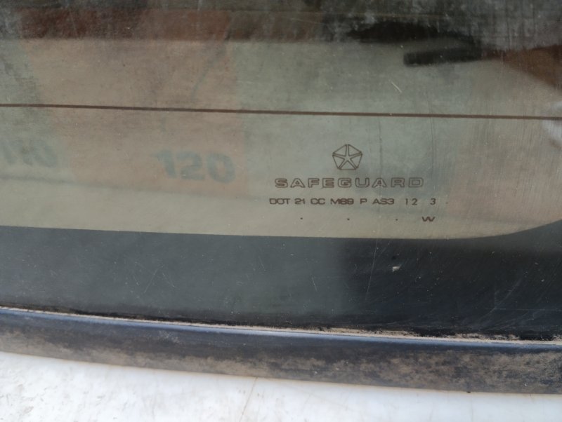 Стекло двери багажника