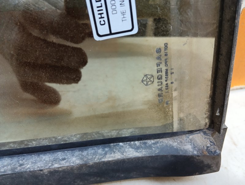 Стекло двери задней левой