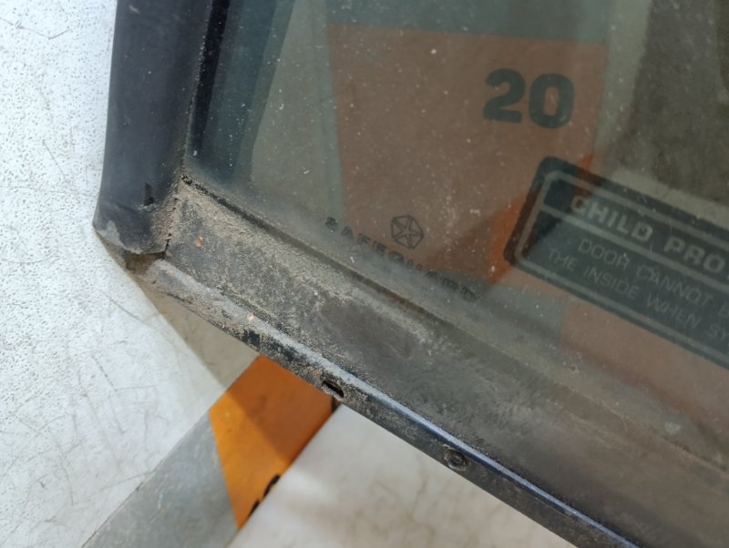 Стекло двери задней правой