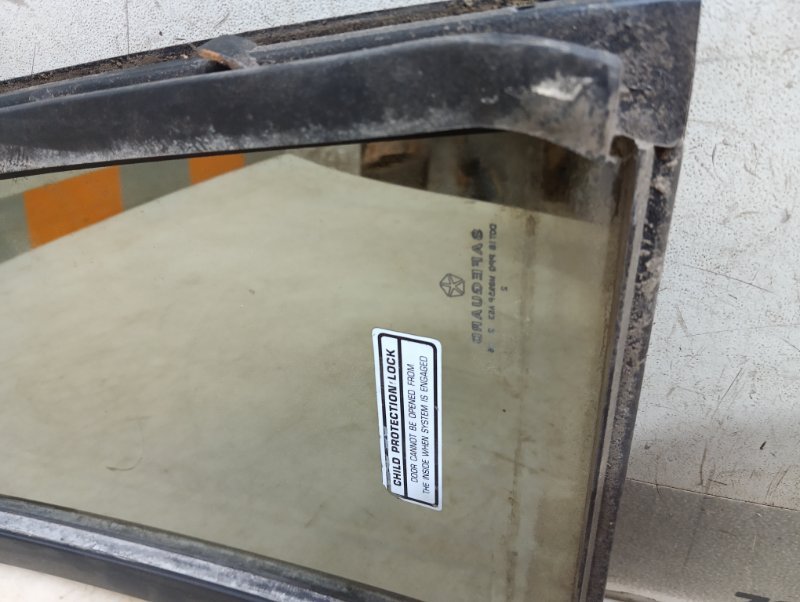 Стекло двери задней правой