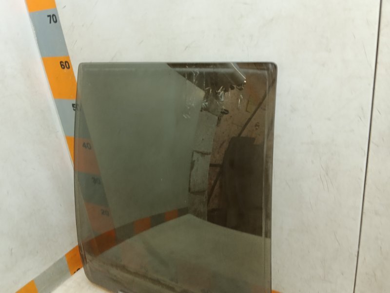 Стекло двери задней правой