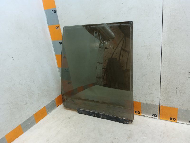 Стекло двери задней правой