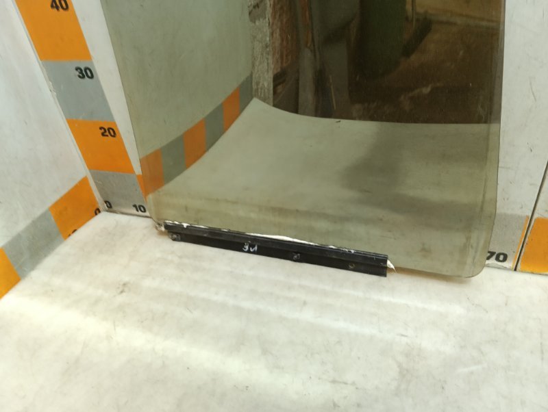 Стекло двери задней правой