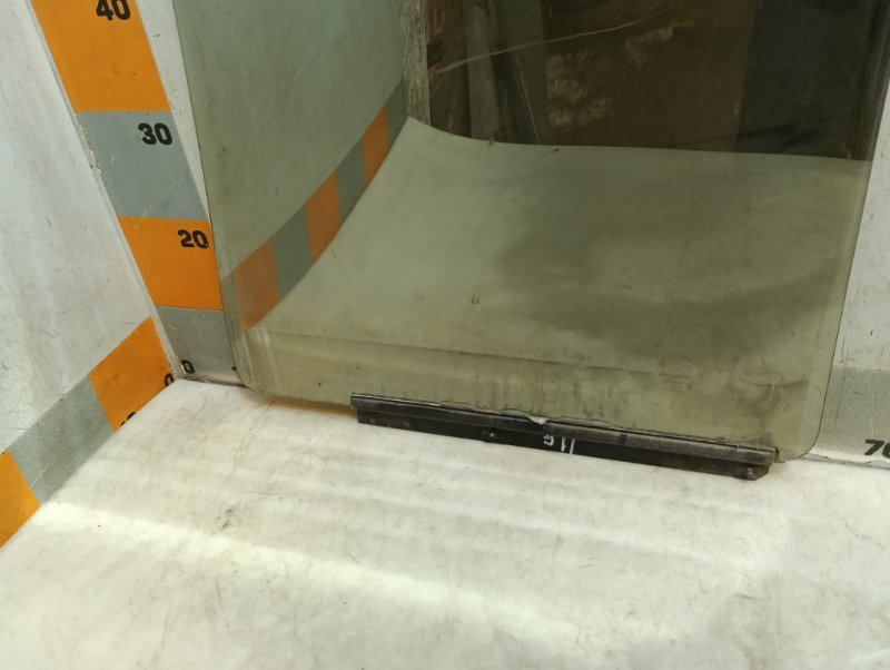 Стекло двери задней левой