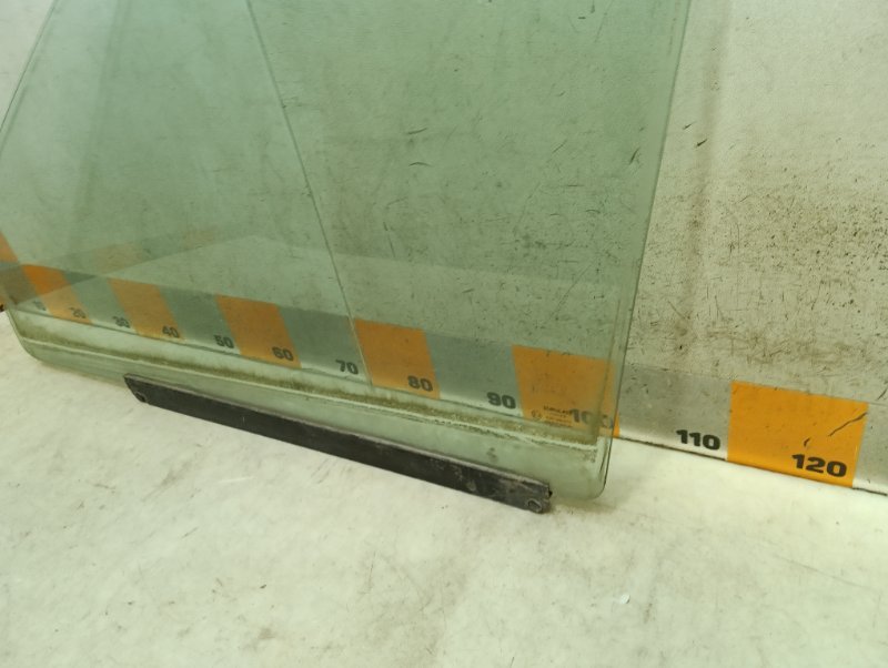 Стекло двери передней левой