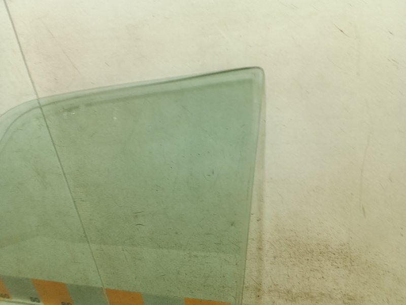 Стекло двери передней левой