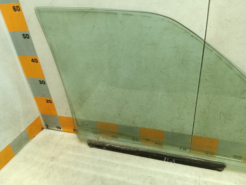 Стекло двери передней левой