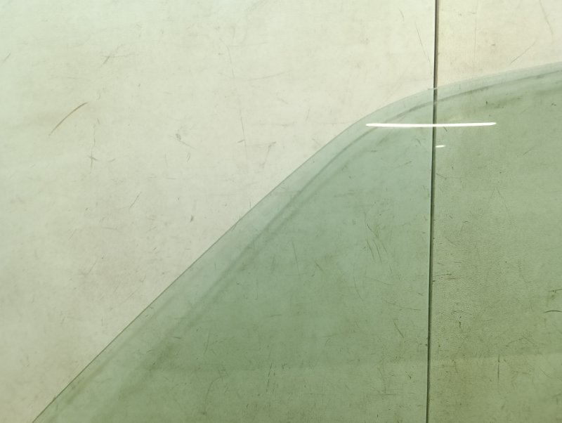 Стекло двери передней левой