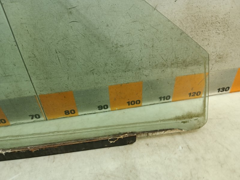 Стекло двери передней правой