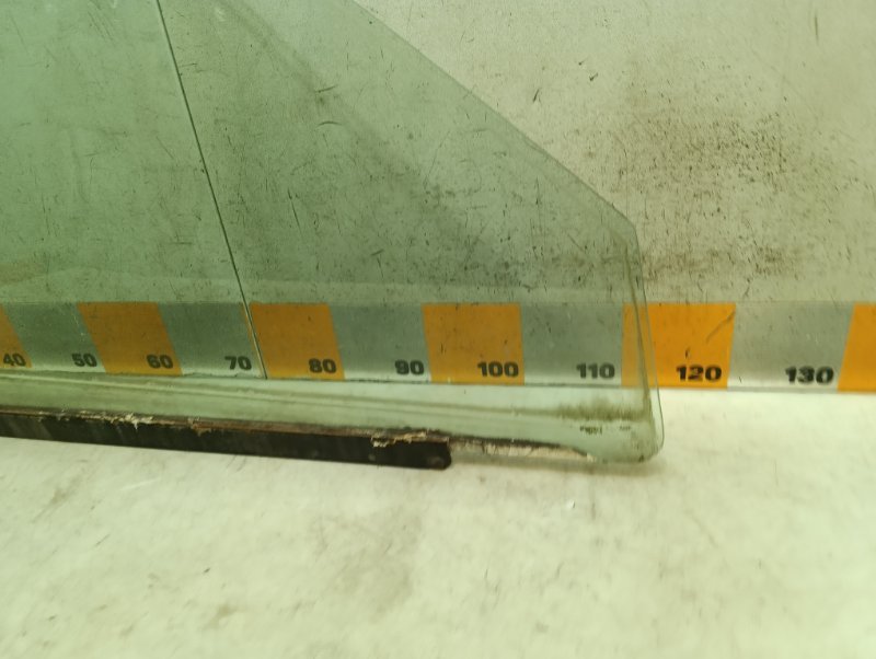 Стекло двери передней правой