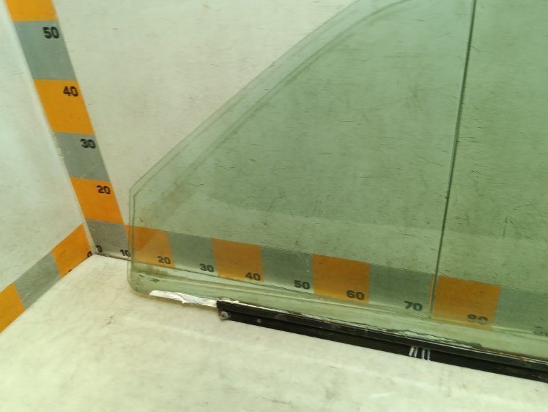 Стекло двери передней правой