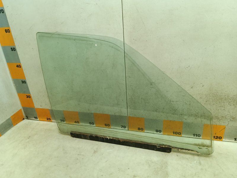 Стекло двери передней правой