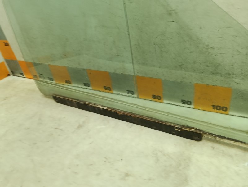 Стекло двери передней правой