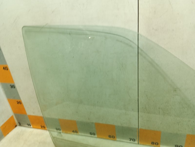 Стекло двери передней правой