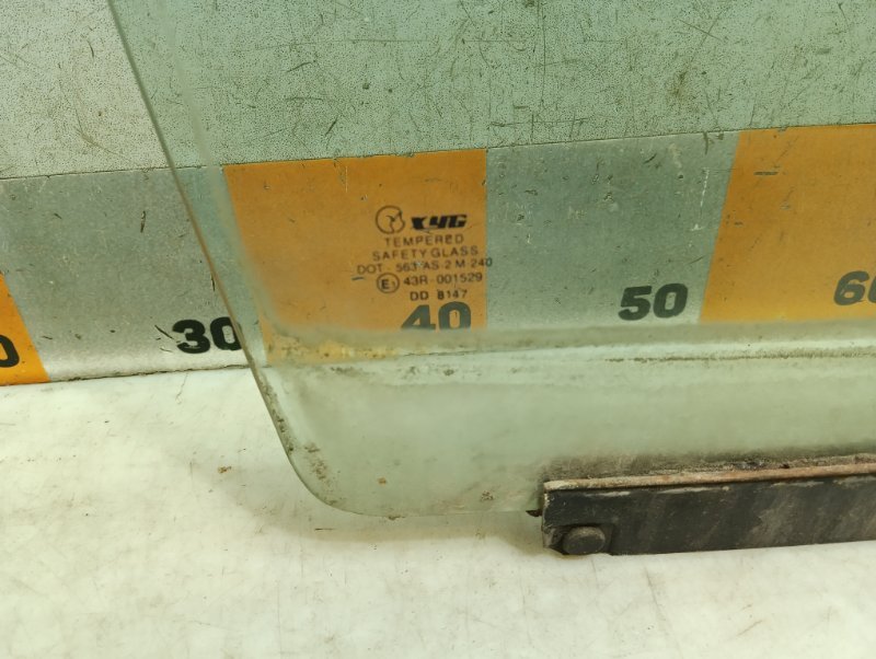 Стекло двери передней правой