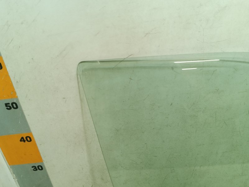 Стекло двери передней правой