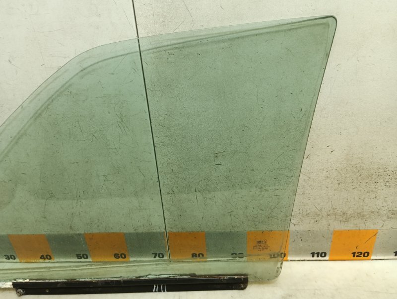 Стекло двери передней правой