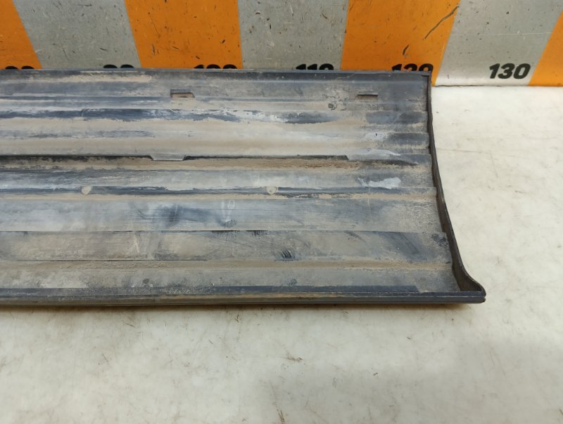 Накладка двери передней левой