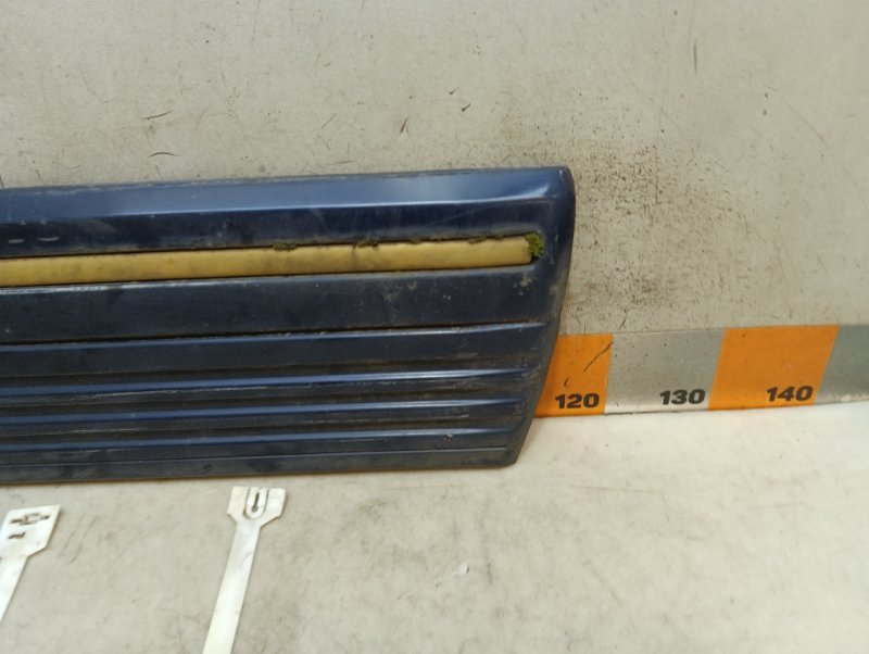 Накладка двери передней правой