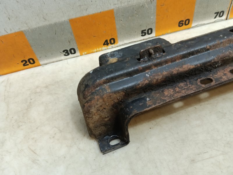 Усилитель переднего бампера