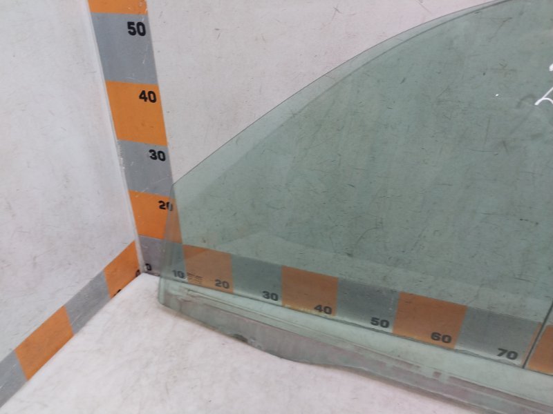 Стекло двери передней левой