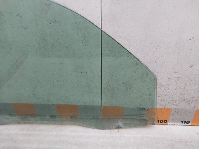 Стекло двери передней левой