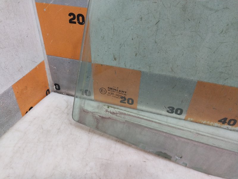 Стекло двери передней левой