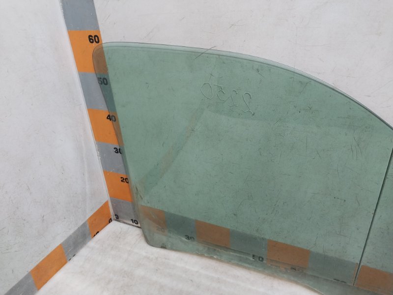 Стекло двери передней левой
