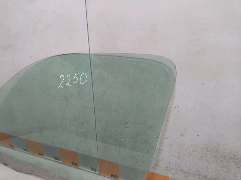 Стекло двери передней левой