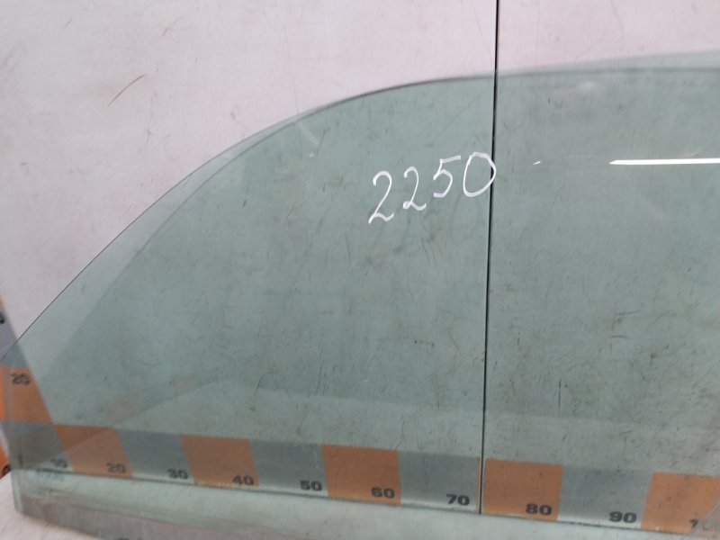 Стекло двери передней левой