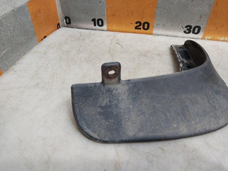 Брызговик задний правый