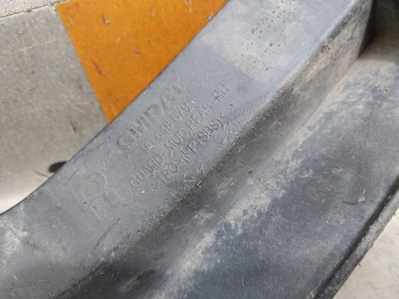 Брызговик задний правый