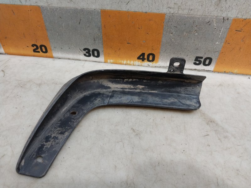 Брызговик задний правый